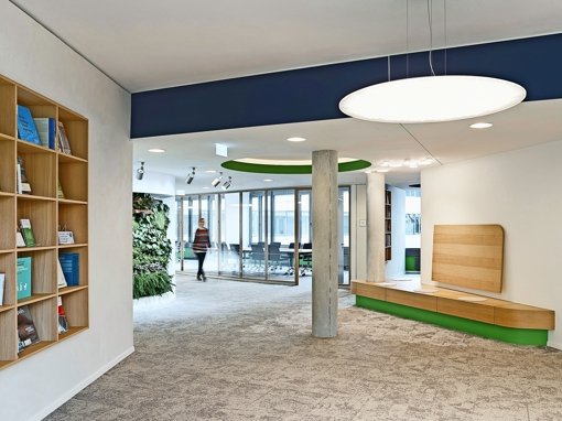 Die Bibliothek, die Pflanzenwand und moderne Lichtkonzepte sorgen für Behaglichkeit in der  DGNB-Geschäftsstelle. Foto: privat/ swencarlin.com