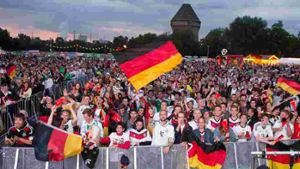 Fußballfans der deutschen Nationalmannschaft schauen sich auf der Fanmeile in Heilbronn ein Spiel der Fußball-WM in Brasilien an – bei der WM wird es Public Viewing nicht in allen Städten im Südwesten geben. Foto: dpa