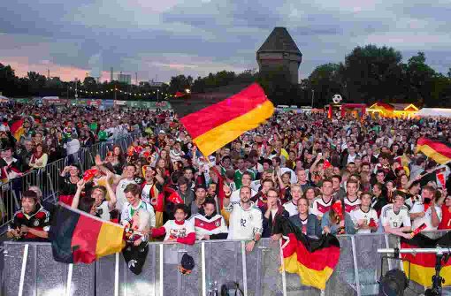 Fußballfans der deutschen Nationalmannschaft schauen sich auf der Fanmeile in Heilbronn ein Spiel der Fußball-WM in Brasilien an – bei der WM wird es Public Viewing nicht in allen Städten im Südwesten geben. Foto: dpa