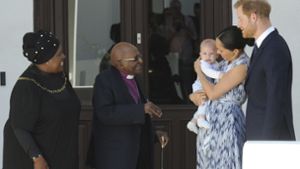 Erst jetzt erschienen die ersten Bilder, die Prinz Harry und Herzogin Meghan mit ihrem kleinen Archie in Südafrika zeigen. Bisher hielten die beiden ihren Sohn aus der Öffentlichkeit zurück. Foto: AP/Henk Kruger