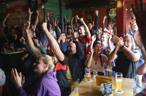 Fans des VfB Stuttgart jubeln in einer Kneipe. Foto: Pressefoto Baumann