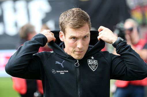 VfB-Trainer Hannes Wolf will am Freitag mit seinem Team drei Punkte gegen Köln einfahren. Foto: dpa