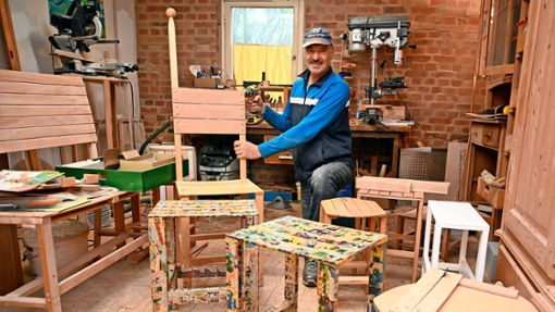 Joachim Herzel macht in seiner kleinen Werkstatt aus Altem Neues. Foto: Werner Kuhnle