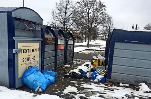 Schmilzt der Schnee, kommt – wie hier in Esslingen-Serach – der illegal entsorgte Unrat wieder zum Vorschein. Foto: Pflüger