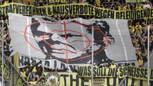 Im Fadenkreuz: Mit diesem Banner beldeigten Dortmund-Fans TSG-Mäzen Dietmar Hopp. Foto: AP