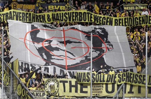 Im Fadenkreuz: Mit diesem Banner beldeigten Dortmund-Fans TSG-Mäzen Dietmar Hopp. Foto: AP
