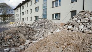 Der Bauschutt vor einem ehemaligen Wohnhaus im Patrick-Henry-Village in Heidelberg ist bereits vorsortiert. Foto: Uwe Anspach/dpa