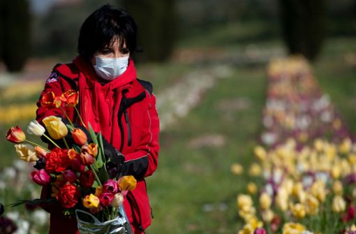 Blumen für die Pflegekräfte in Italien. Die schwierigsten Entscheidungen aber kann ihnen niemand abnehmen. Foto: AFP/TIZIANA FABI
