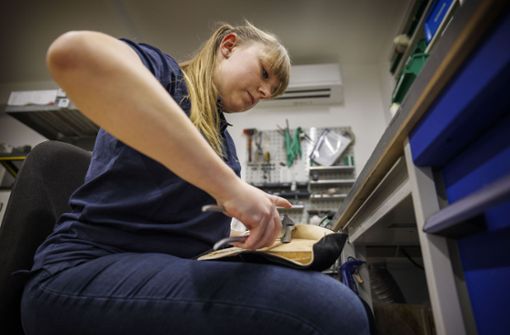 Handwerkliches Geschick ist nötig: Milena Köhler schätzt ihren Beruf als Orthopädieschuhmacherin. Foto: Gottfried Stoppel