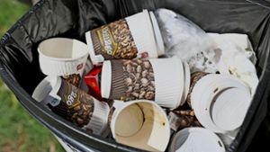 Eine für den Nutzer praktisches Sache ist zur Plage geworden:  Abfalleimer quellen über vor lauter Einweg-Kaffeebechern. Foto: dpa