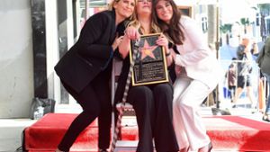 Christina Applegate mit US-Comedian Liz Feldman (links) und US-Schauspielerin Linda Cardellini (rechts). Foto: AFP/VALERIE MACON
