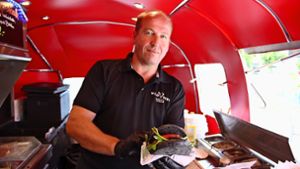 In seinem gut  zehn Meter langen Foodtruck, einem zur rollenden Küche umgebauten Airstream-Wohnwagen,   bereitet Ingo Winterhalter Burger und Steaks zu. Foto:  