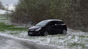 Das könnte auch Autofahrern im Raum Stuttgart passieren: Wie hier in der Nähe von Albstadt hat das Winterwetter noch einmal zugeschlagen. In Stuttgart kann es vor allem nachts richtig glatt werden. Foto: SDMG