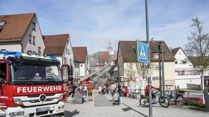 Großeinsatz in Waldenbuch: Dachstuhlbrand hält Feuerwehr auf Trab – Nachbargebäude evakuiert