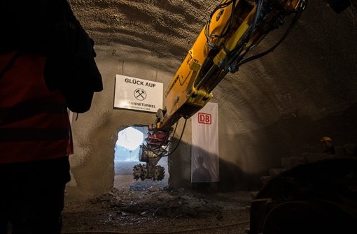 Der Durchschlag des Steinbühltunnels ist geschafft. Auf die Entschädigungszahlungen warten viele Betroffene aber immer noch. Foto: dpa