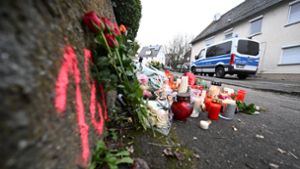 Angehörige und Freunde hatten am Tatort in Illerkirchberg Kerzen und Blumen abgelegt. (Archivbild) Foto: dpa/Bernd Weißbrod