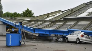In Aachen ist das Dach einer Tankstelle weggeknickt. Foto: dpa