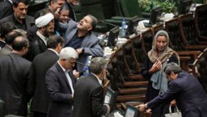 Viele iranische Parlamentarier reihen sich am Samstag ein, um ein Selfie mit EU-Vetreterin Federica Mogherini im Parlament zu erheischen. Foto: AFP