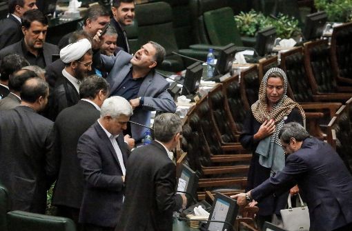 Viele iranische Parlamentarier reihen sich am Samstag ein, um ein Selfie mit EU-Vetreterin Federica Mogherini im Parlament zu erheischen. Foto: AFP