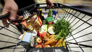 Beim Einkaufen im Supermarkt achten viele jetzt noch mehr auf günstige Preise als vorher – oder verzichten ganz auf bestimmte Waren. Foto: dpa/Fabian Sommer