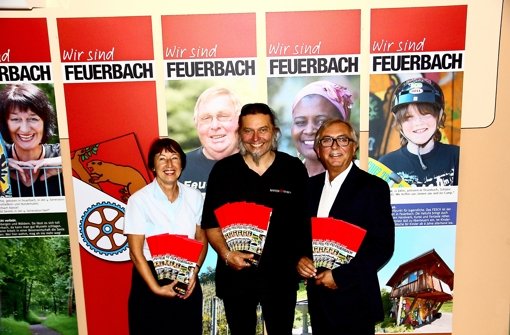 Bezirksvorsteherin Andrea Klöber, Joachim Maier von der Agentur Vereinigte Kunstwerke  und Jochen Heidenwag (v. l.) bei der Präsentation von „Feuerbach ist bunt“. Foto:  