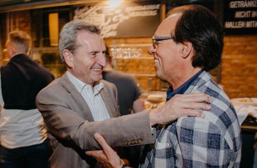 Der frühere EU-Kommissar Günther  Oettinger (links) gratuliert Christoph Sonntag zum 60. Geburtstag. Foto: Markus Palmer