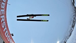 Ein Skispringer fliegt in Oberstdorf über den Schanzentisch Foto: dpa
