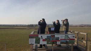 Auch Bürgermeister Thomas Riesch (links) hat die Ferngläser bereits ausprobiert. Foto: Gemeinde Gärtringen