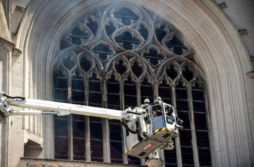 Die Feuerwehr konnte den Brand in der Kathedrale löschen. Nun werden die Schäden begutachtet, die das Feuer angerichtet hat. Foto: AFP/SEBASTIEN SALOM-GOMIS