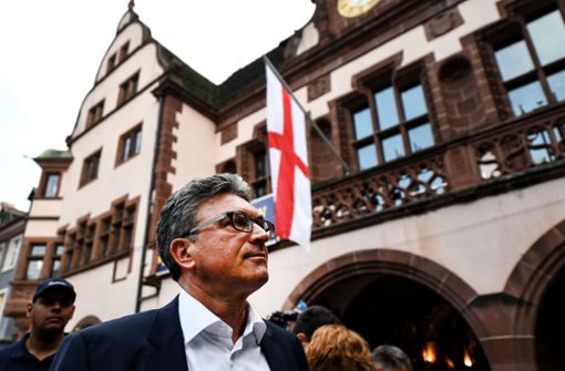 Abgewählt: Noch-OB Dieter Salomon vor dem Freiburger Rathaus Foto: dpa