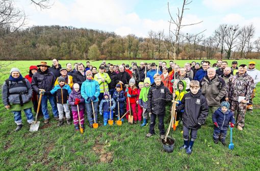 Rund 60 Helfer haben insgesamt 55 Bäume auf Kirchberger Gemarkungs gepflanzt. Foto: KS-Images.de