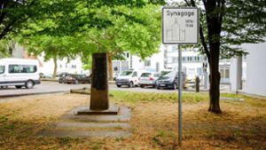 Parkplatz und ein Hundeklo mit Stein und Schildern – der Gedenkort für die Cannstatter Synagoge löst Kritik aus. Foto: Lichtgut/Max Kovalenko