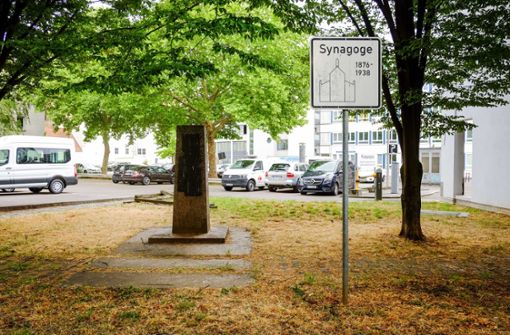 Parkplatz und ein Hundeklo mit Stein und Schildern – der Gedenkort für die Cannstatter Synagoge löst Kritik aus. Foto: Lichtgut/Max Kovalenko