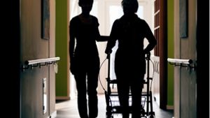 Die Arbeitsbedingungen in der Altenpflege sind aus Sicht vieler Beschäftigten zuweilen düster. Foto: dpa