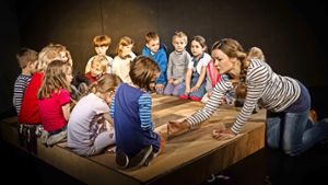 Die Theaterpädagogin Anetta Dick beeindruckt die Kinder im Studio-Theater. Diese sind voll konzentriert bei der Sache. Foto: Lichtgut/Achim Zweygarth