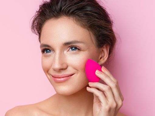 Foundation oder Concealer: Richtig angewendet können beide Make-up-Produkte für einen ebenmäßigen Teint sorgen. Foto: RomarioIen/Shutterstock