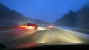 Am Mittwochmorgen krachte es auf der schneebedeckten Autobahn 8 bei Hohenstadt. Foto: dpa/Symbolbild
