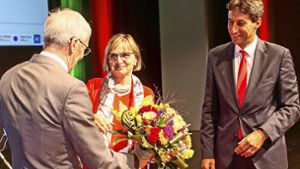 Ein sichtlich erleichterter Wahlsieger Matthias Klopfer (rechts) und seine Frau Anni Betz nehmen die Glückwünsche von OB Jürgen Zieger entgegen. Foto: Roberto Bulgrin