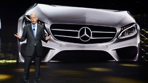 Daimler-Chef Dieter Zetsche mit der neuen C-Klasse in Detroit. Foto: dpa