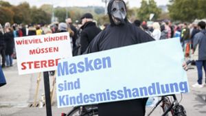 Zentrales Thema der von Querdenken 711 initiierten Kundgebung: Der Mund-Nasen Schutz. Foto: Lichtgut/Julian Rettig