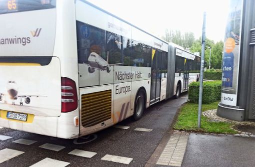 Nächster Halt: Flughafen. Wie viele werden den Bus nehmen und ihr Auto an einer Wohnstraße nahe einer Bushaltestelle parken? Foto: Archiv /Judith A. Sägesser