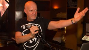 Seit 1982 ist er DJ, seit 1983 Friseurmeister: Andreas Hillemann alias DJ Hille darf sich jetzt auch noch „Deutschlands erster Radiofriseur“ nennen. Foto: Hille