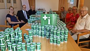 Christine Hug, Rainer Strauß  (v. li.) und Vertreter des  Stadtseniorenrats präsentieren 1000  Notfall-Rettungsdosen. Foto: Patricia Sigerist