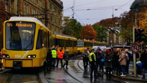 Passagiere der Stadtbahnlinie U5 müssen nach einem Unfall aussteigen. Foto: Andreas Rosar Fotoagentur-Stuttg