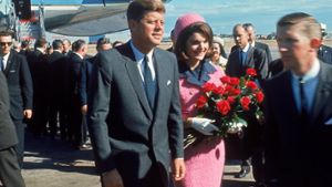 Nach außen führten sie eine Muster-Ehe, doch John F. Kennedy betrog seine Frau Jackie bei jeder sich bietenden Gelegenheit. Das Foto zeigt das Paar bei seiner Ankunft auf dem Flugplatz Love Field, Dallas. Nur wenige Stunden später wurde er ermordet. Foto: IMAGO/Pond5 Images