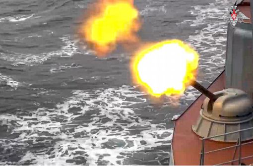 Ein Kriegsschiff der russischen Schwarzmeerflotte feuert während einer Marineübung im Schwarzen Meer. (Archivbild) Foto: dpa