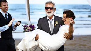 Immer mehr Paare im fortgeschrittenen Alter sagen „Ja“ zum Ja-Wort. Foto: Adobe Stock/Rawpixel.com