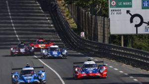Das 24-Stunden-Rennen von Le Mans führt zum Teil über eine Landstraße: Laurents Hörr im LMP2-Auto links vorn. Foto: IMAGO//Germain Hazard