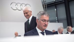 Audi-Chef Stadler (vorne) sieht sich fest im Sattel, VW-Chef Müller will die Abgas-Tierversuche prüfen. Foto: dpa