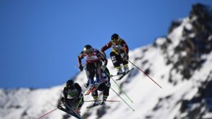 So kann Skicross aussehen: Brant Crossan (USA), Jean Frederic Chapuis (Frankreich), Stefan Thanei (Italien) und David Duncan (Kanada) beim Skicross-Weltcup 2016. Foto: AFP